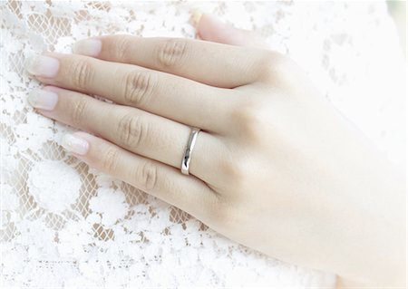 simsearch:670-06450369,k - Main portait une bague de mariage Photographie de stock - Premium Libres de Droits, Code: 670-06450311