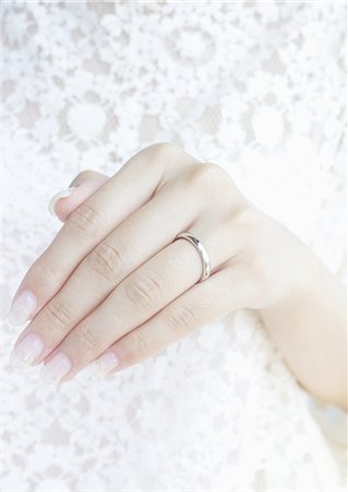 simsearch:670-06450369,k - Main portait une bague de mariage Photographie de stock - Premium Libres de Droits, Code: 670-06450312