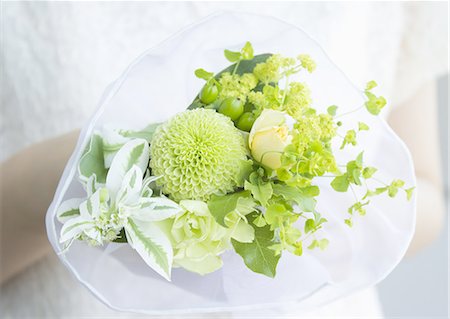 simsearch:670-06450369,k - Mains tenant un bouquet de fleurs Photographie de stock - Premium Libres de Droits, Code: 670-06450320