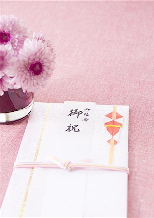 simsearch:670-06450399,k - Gift envelope for a wedding Foto de stock - Sin royalties Premium, Código: 670-06450396