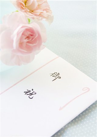 simsearch:670-06450399,k - Congratulatory gift envelope and roses Foto de stock - Sin royalties Premium, Código: 670-06450402