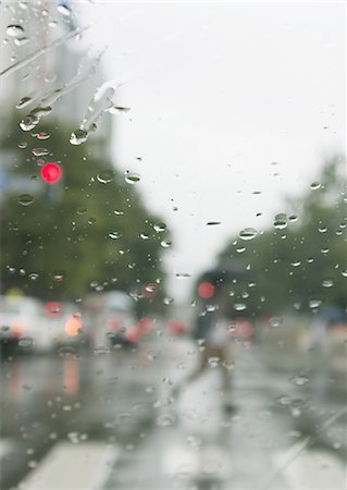 Rainy street view à travers une fenêtre Photographie de stock - Premium Libres de Droits, Code: 670-06450598