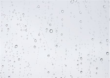 fensterscheibe - Wassertropfen auf einem Fenster Stockbilder - Premium RF Lizenzfrei, Bildnummer: 670-06450601