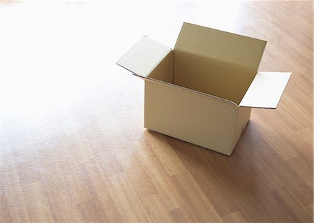 pappkarton - Karton auf einem Holzfußboden Stockbilder - Premium RF Lizenzfrei, Bildnummer: 670-06450621