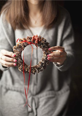 piña - Woman holding a pinecone wreath Foto de stock - Sin royalties Premium, Código: 670-06450751