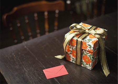 Message card and a gift box Stock Photo - Premium Royalty-Free, Code: 670-06450772
