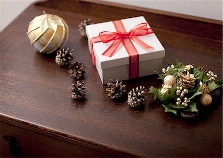 Boîte-cadeau et ornements de Noël Photographie de stock - Premium Libres de Droits, Code: 670-06450784