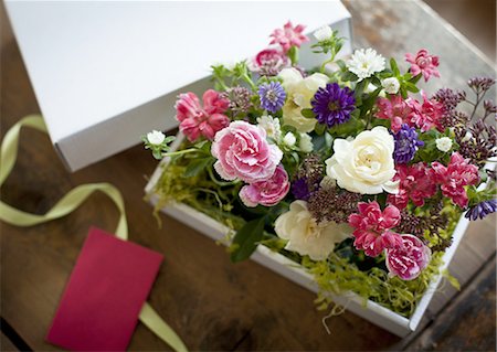 Flower arrangement in a gift box Stock Photo - Premium Royalty-Free, Code: 670-06450816