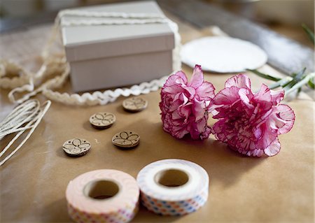 Wrapping stuff and carnations Stock Photo - Premium Royalty-Free, Code: 670-06450818