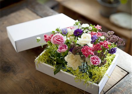 Flower arrangement in a gift box Stock Photo - Premium Royalty-Free, Code: 670-06450813