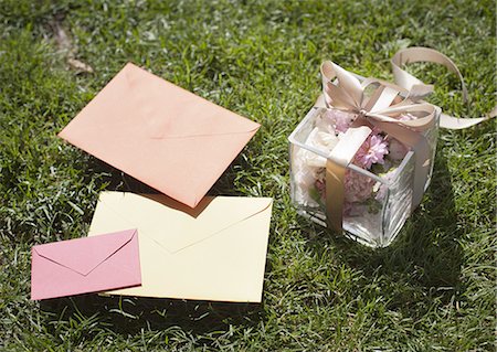 Glass box tied with a ribbon and envelopes Stock Photo - Premium Royalty-Free, Code: 670-06450835