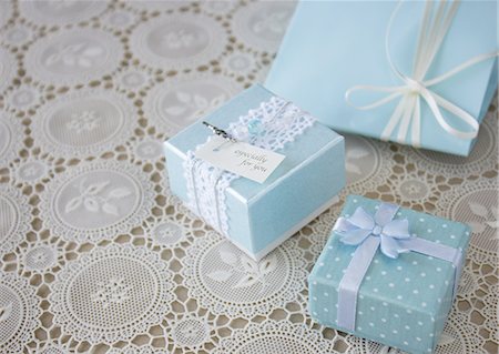 simsearch:670-06450359,k - Carte de message et un cadeau Photographie de stock - Premium Libres de Droits, Code: 670-06450888