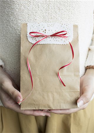 Hände halten eine Geschenktüte Stockbilder - Premium RF Lizenzfrei, Bildnummer: 670-06450894