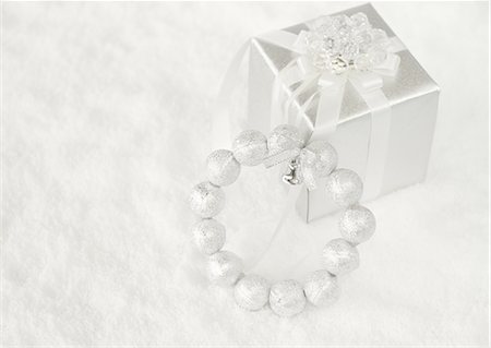 ruban (matériel) - Couronne de l'argent et une boîte-cadeau Photographie de stock - Premium Libres de Droits, Code: 670-06450921