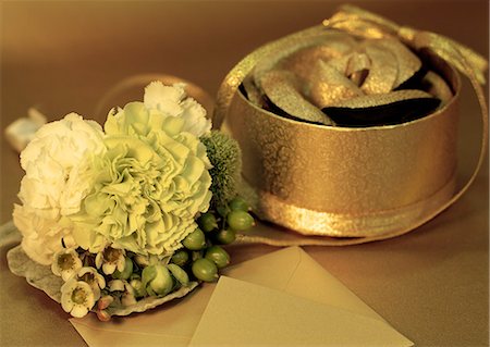 Corsage in a gift box, an envelope, and a bouquet Stock Photo - Premium Royalty-Free, Code: 670-06450938