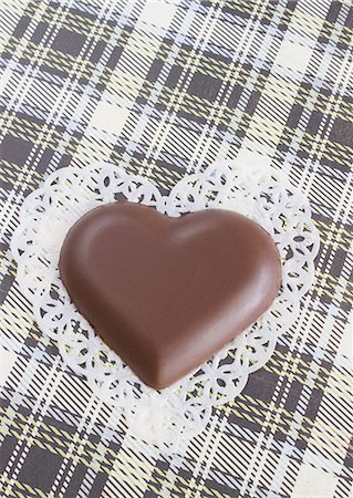 simsearch:670-06451038,k - Chocolat en forme de coeur Photographie de stock - Premium Libres de Droits, Code: 670-06451019