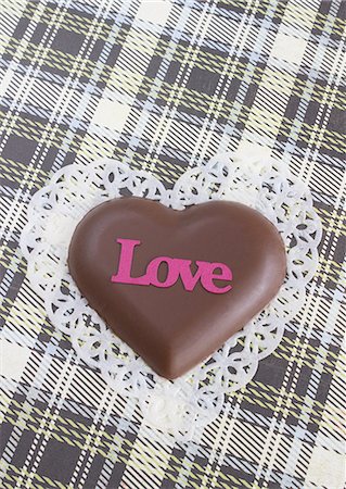 simsearch:670-06451339,k - Heart-shaped chocolate Foto de stock - Sin royalties Premium, Código: 670-06451020