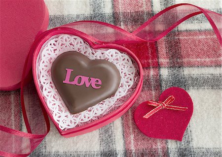 simsearch:670-06451038,k - Chocolat en forme de coeur Photographie de stock - Premium Libres de Droits, Code: 670-06451022
