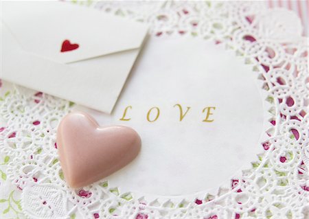 simsearch:670-06451026,k - Heart-shaped chocolate and a message card Foto de stock - Sin royalties Premium, Código: 670-06451034