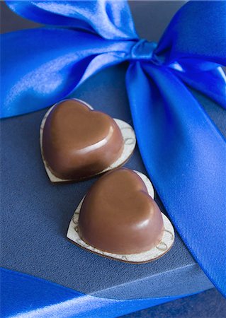 simsearch:670-06451038,k - Boîte-cadeau bleue et chocolats en forme de coeur Photographie de stock - Premium Libres de Droits, Code: 670-06451038
