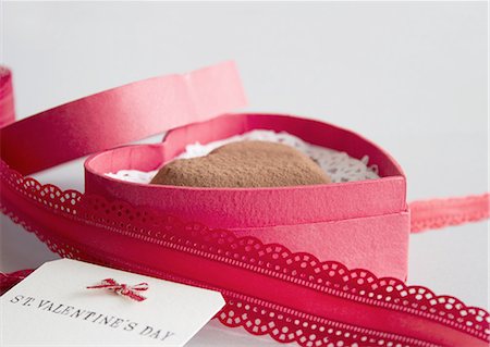 simsearch:670-06451038,k - Chocolat en forme de cœur et une carte message Photographie de stock - Premium Libres de Droits, Code: 670-06451030