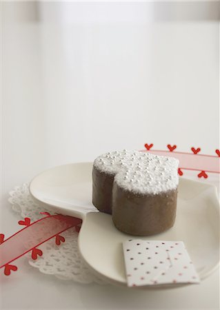 simsearch:670-06451025,k - Gâteau au chocolat en forme de cœur et une carte message Photographie de stock - Premium Libres de Droits, Code: 670-06451041