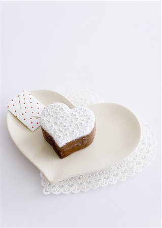 simsearch:670-06451121,k - Heart-shaped chocolate cake and a message card Stock Photo - Premium Royalty-Free, Code: 670-06451042
