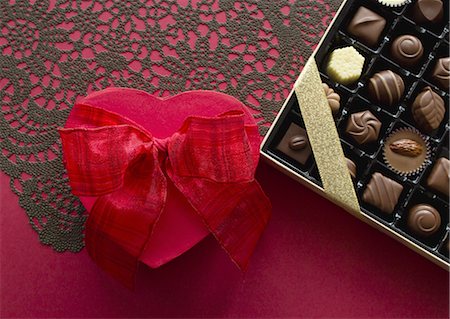 simsearch:670-06451038,k - Boîte cadeau en forme de coeur et chocolats assortis Photographie de stock - Premium Libres de Droits, Code: 670-06451058