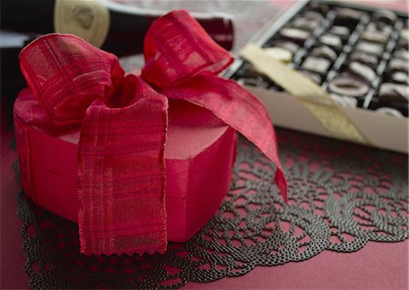 simsearch:670-06451038,k - Boîte cadeau en forme de coeur et chocolats assortis Photographie de stock - Premium Libres de Droits, Code: 670-06451059
