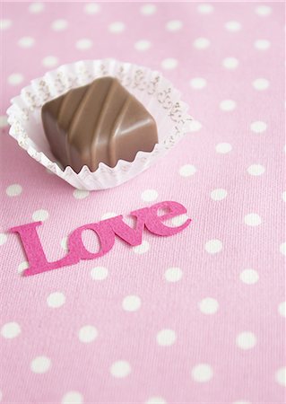 simsearch:670-06451056,k - Pink polka dot and chocolate Foto de stock - Sin royalties Premium, Código: 670-06451068