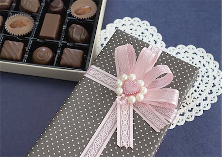 simsearch:670-06451038,k - Boîte-cadeau et chocolats assortis Photographie de stock - Premium Libres de Droits, Code: 670-06451060