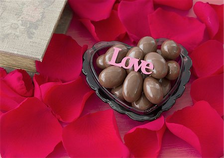 simsearch:670-06451121,k - Petals and chocolate almonds in a heart-shaped dish Stock Photo - Premium Royalty-Free, Code: 670-06451078