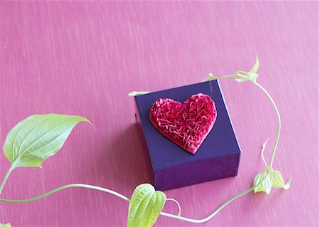 simsearch:670-06451038,k - Cœur et une boîte-cadeau Photographie de stock - Premium Libres de Droits, Code: 670-06451099