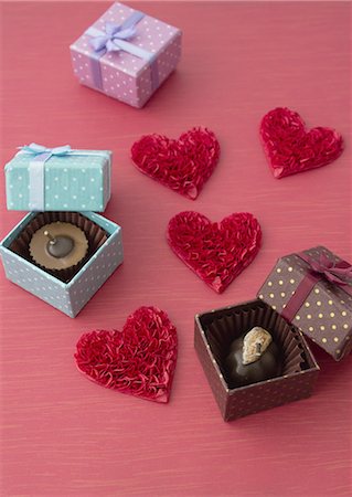 simsearch:670-06451038,k - Chocolats en boîtes-cadeaux et des coeurs Photographie de stock - Premium Libres de Droits, Code: 670-06451104