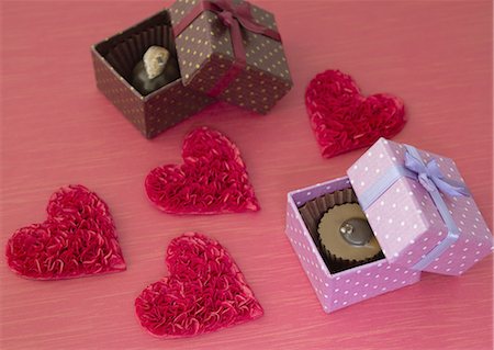 simsearch:670-06451038,k - Chocolats en boîtes-cadeaux et des coeurs Photographie de stock - Premium Libres de Droits, Code: 670-06451105