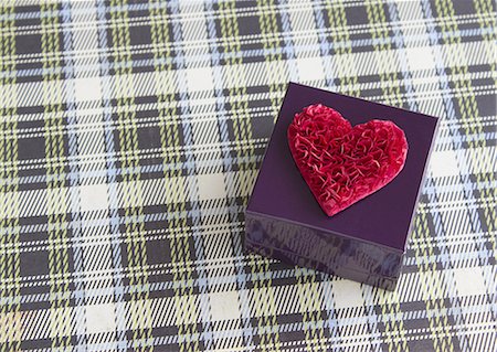 simsearch:670-06451038,k - Cœur et une boîte-cadeau Photographie de stock - Premium Libres de Droits, Code: 670-06451101