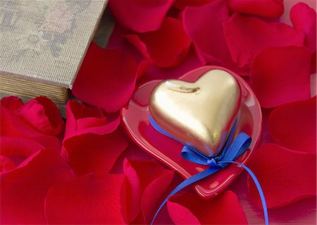 simsearch:670-06451121,k - Petals and a heart-shaped candle Stock Photo - Premium Royalty-Free, Code: 670-06451118