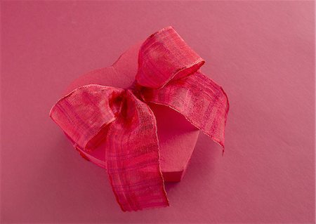 simsearch:670-06451038,k - Boîte-cadeau avec ruban rouge Photographie de stock - Premium Libres de Droits, Code: 670-06451127