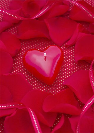 simsearch:670-06451121,k - Petals and a heart-shaped candle Stock Photo - Premium Royalty-Free, Code: 670-06451120
