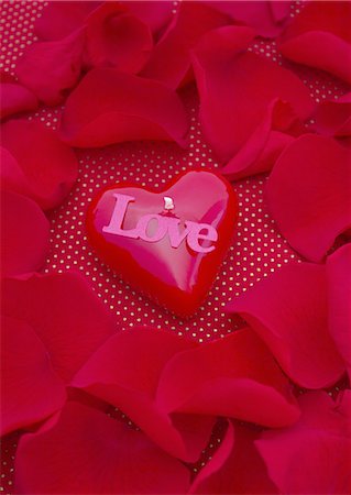 simsearch:670-06451026,k - Petals and a heart-shaped candle Foto de stock - Sin royalties Premium, Código: 670-06451121