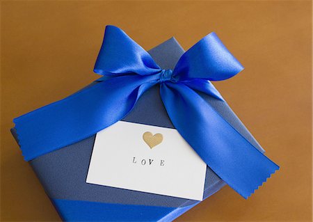 simsearch:670-06451038,k - Boîte-cadeau et une carte message Photographie de stock - Premium Libres de Droits, Code: 670-06451133
