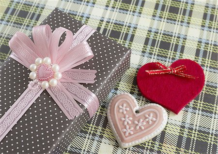 simsearch:670-06451038,k - Coeurs et boîte-cadeau Photographie de stock - Premium Libres de Droits, Code: 670-06451142