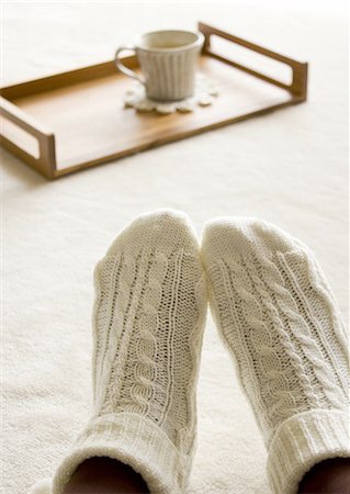 Ginger tea on a tray and feet wearing socks Foto de stock - Sin royalties Premium, Código: 670-06451228