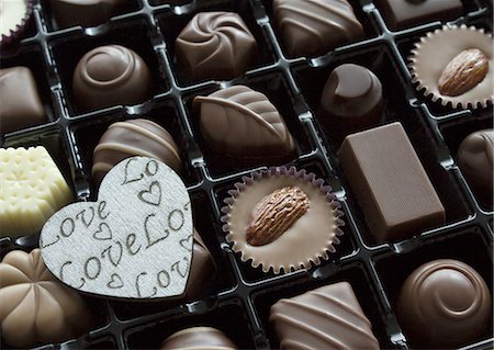 simsearch:670-03734346,k - Chocolats assortis Photographie de stock - Premium Libres de Droits, Code: 670-06451335