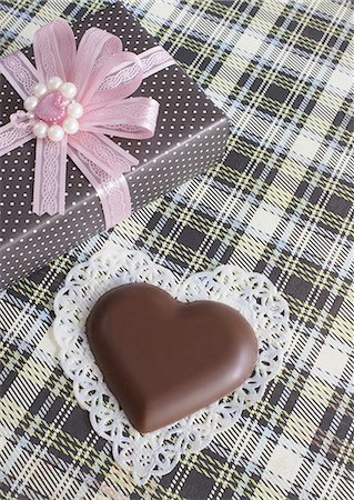 simsearch:670-06451038,k - Chocolat en forme de coeur et une boîte-cadeau Photographie de stock - Premium Libres de Droits, Code: 670-06451337