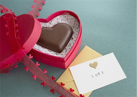 simsearch:670-06451038,k - Chocolat en forme de cœur et une carte message Photographie de stock - Premium Libres de Droits, Code: 670-06451339