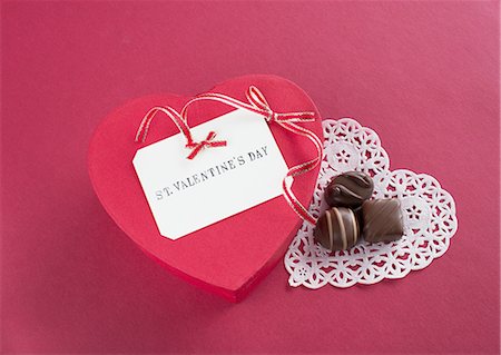 simsearch:670-06451038,k - Chocolats et boîte cadeau en forme de coeur Photographie de stock - Premium Libres de Droits, Code: 670-06451344