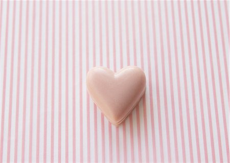 simsearch:670-06451033,k - Chocolat rose en forme de coeur Photographie de stock - Premium Libres de Droits, Code: 670-06451345