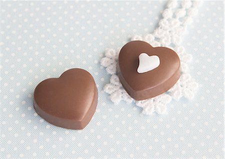 Chocolats en forme de coeur Photographie de stock - Premium Libres de Droits, Code: 670-06451346