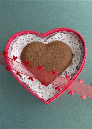 simsearch:670-06451038,k - Chocolat en forme de coeur Photographie de stock - Premium Libres de Droits, Code: 670-06451340